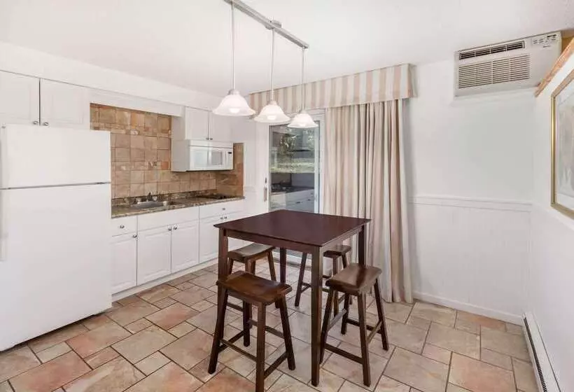 Отель Travelodge By Wyndham Traverse City Mi