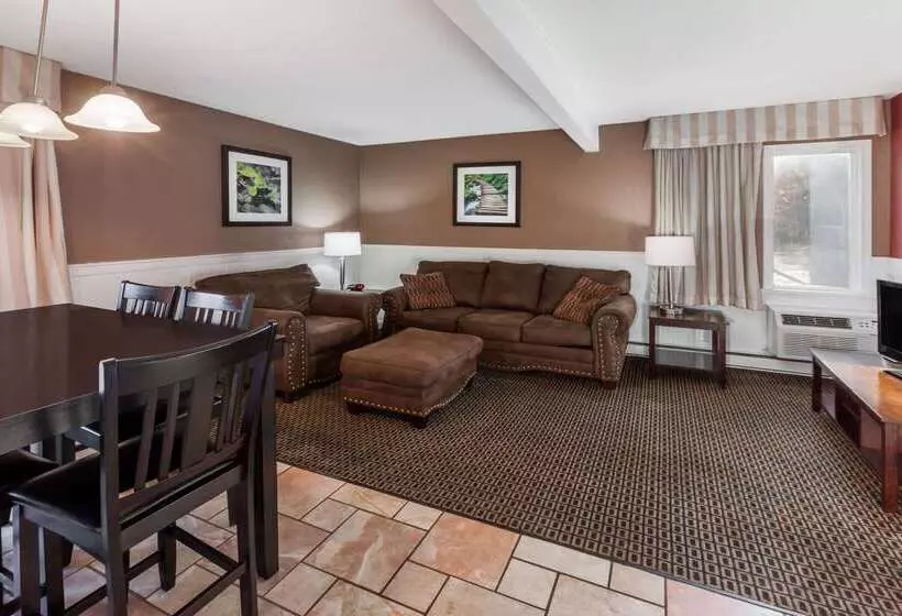 Отель Travelodge By Wyndham Traverse City Mi