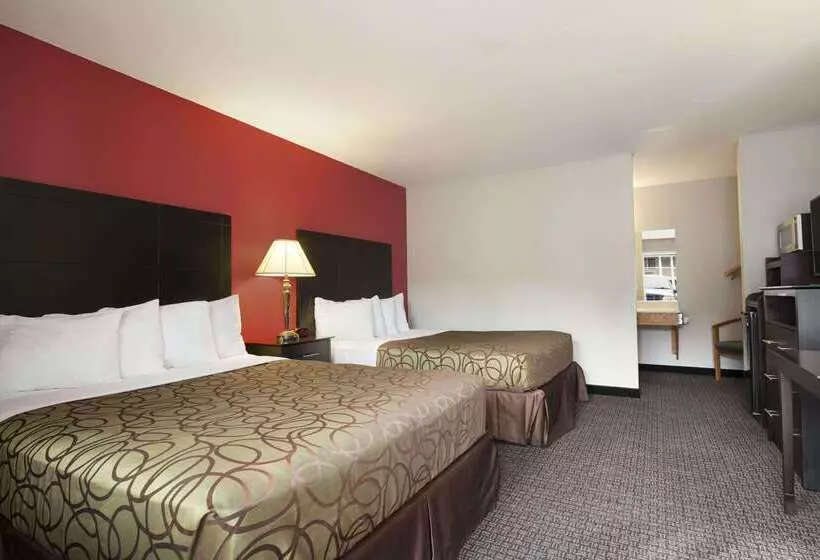Отель Travelodge By Wyndham Traverse City Mi
