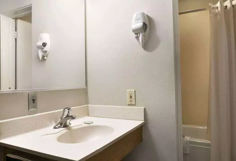 Отель Travelodge By Wyndham Traverse City Mi