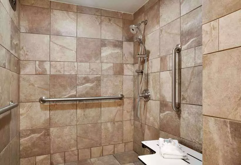 Отель Travelodge By Wyndham Traverse City Mi