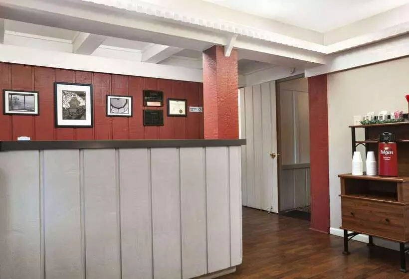 Отель Travelodge By Wyndham Traverse City Mi