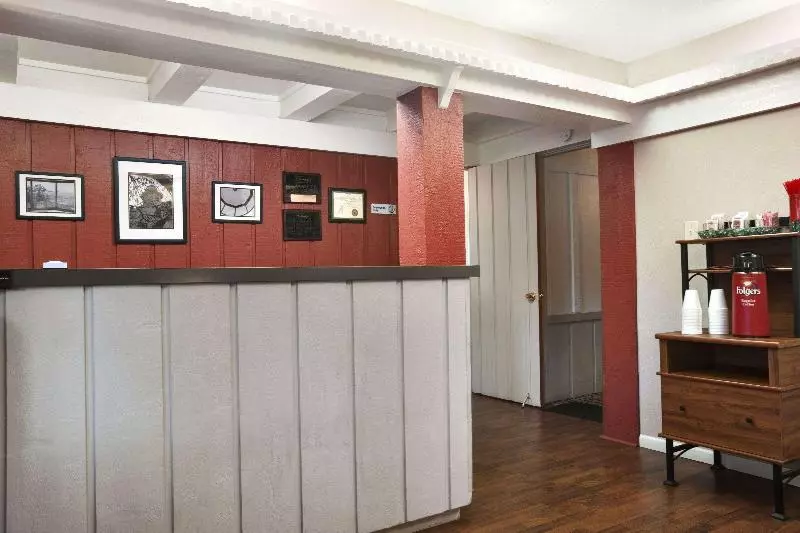 Отель Travelodge By Wyndham Traverse City Mi