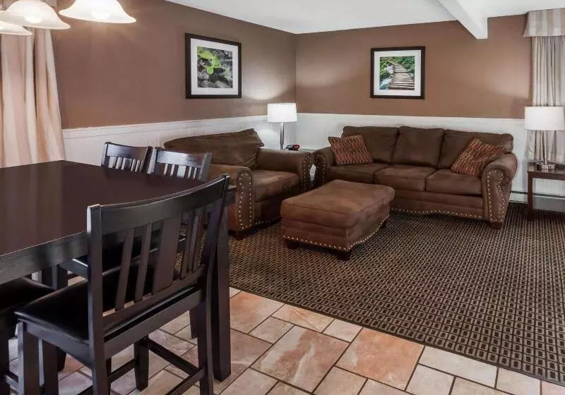 Отель Travelodge By Wyndham Traverse City Mi