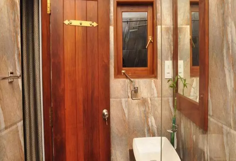 پانسیون The Roxbury