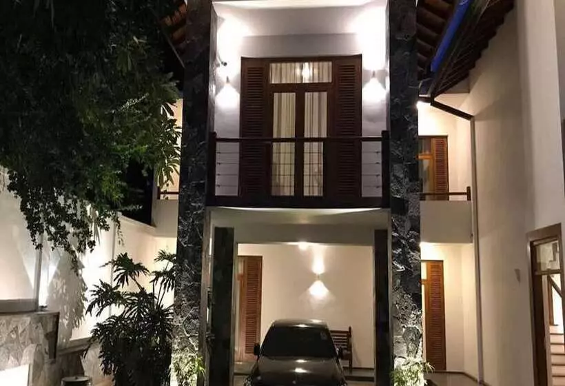 پانسیون The Roxbury