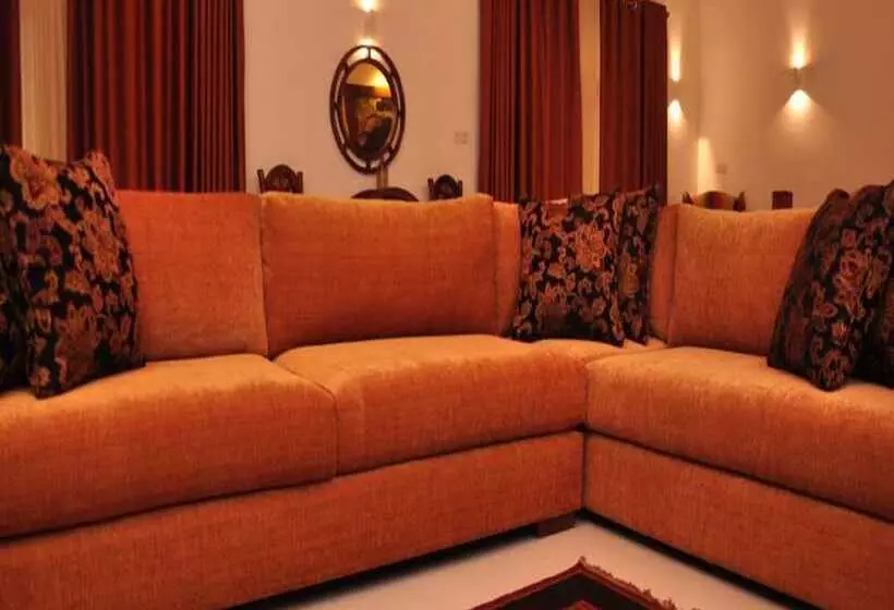 پانسیون The Roxbury