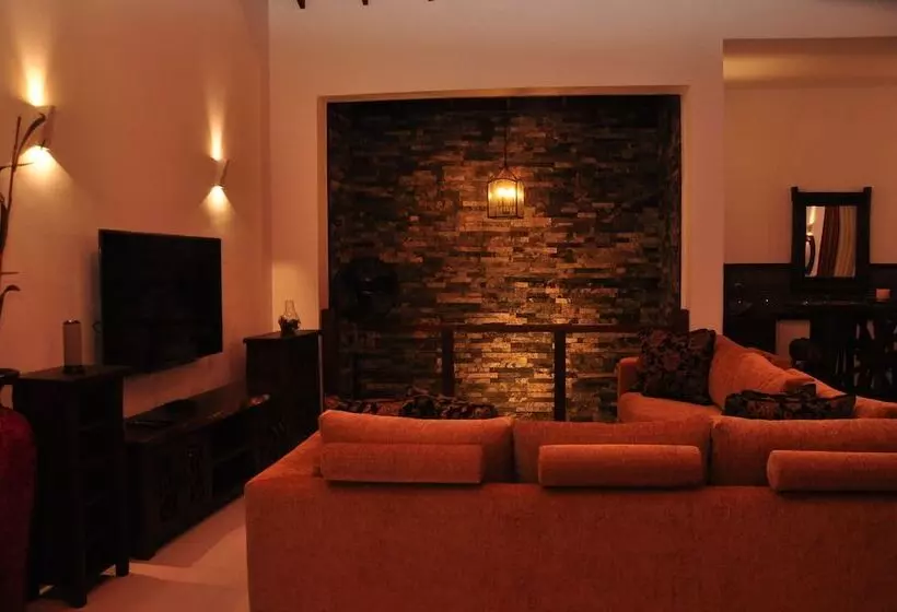 پانسیون The Roxbury