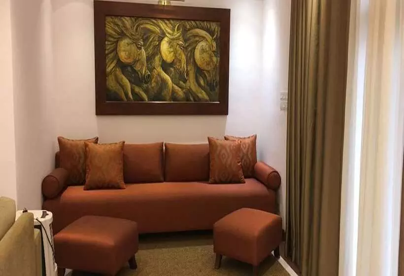 پانسیون The Roxbury