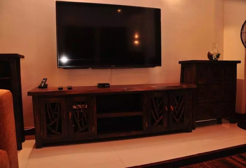 پانسیون The Roxbury