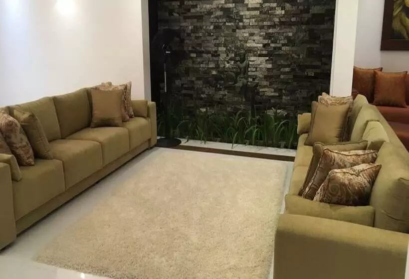 پانسیون The Roxbury