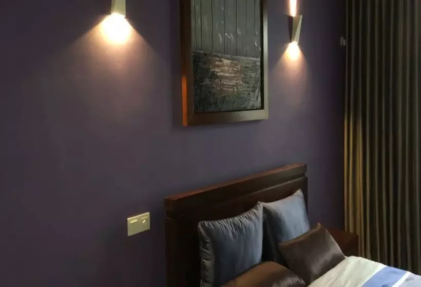 پانسیون The Roxbury