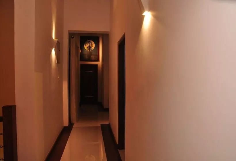 پانسیون The Roxbury