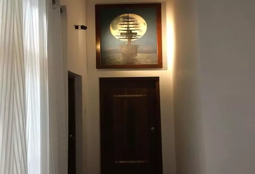 پانسیون The Roxbury