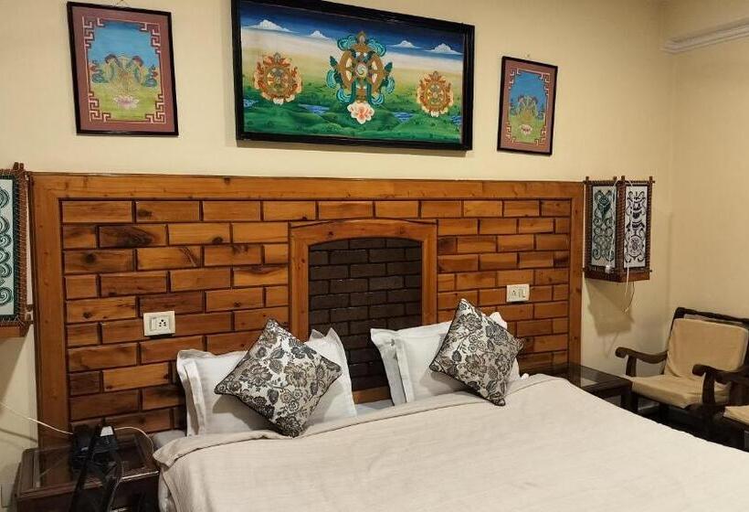 هتل Auspiscious Him View