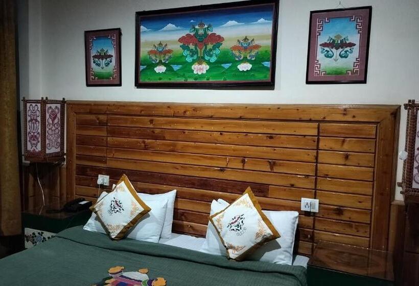 هتل Auspiscious Him View