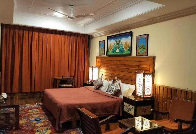 هتل Auspiscious Him View