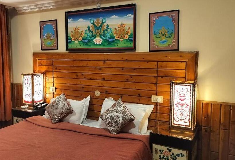 هتل Auspiscious Him View