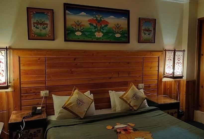 هتل Auspiscious Him View