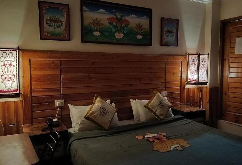 هتل Auspiscious Him View