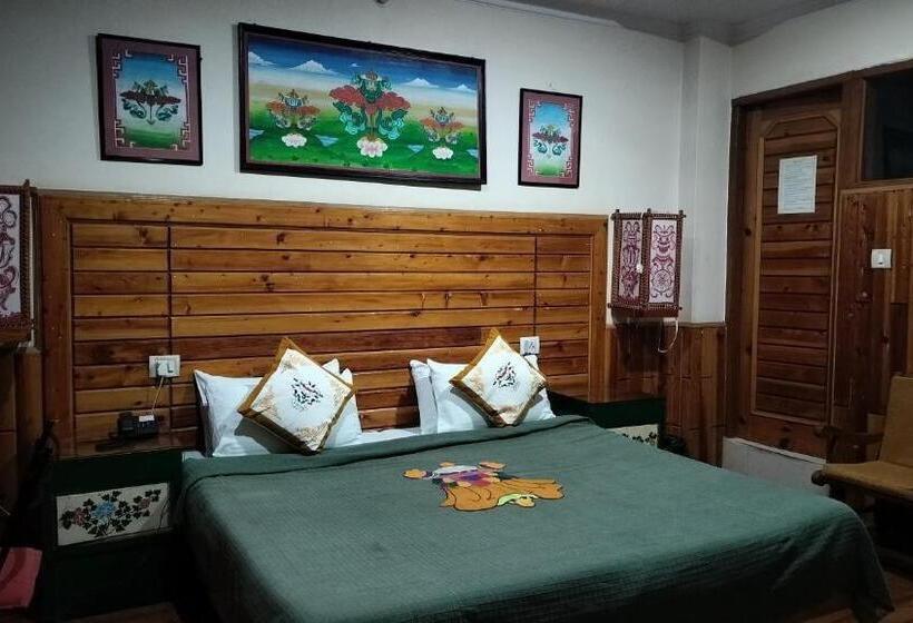 هتل Auspiscious Him View