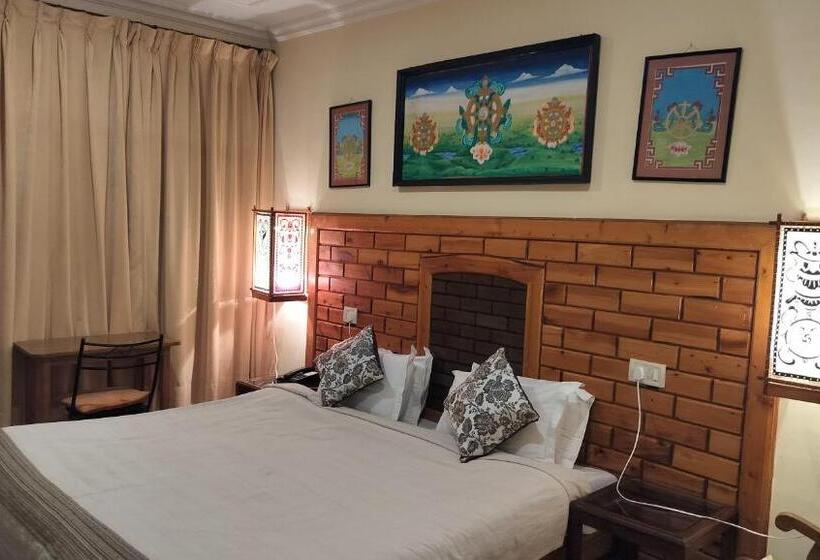 هتل Auspiscious Him View