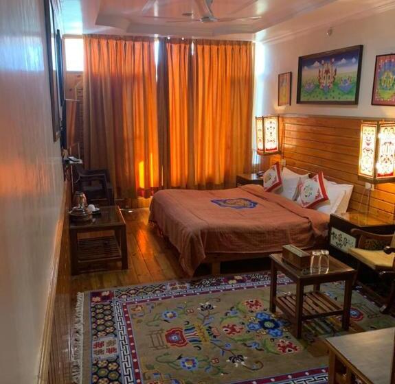 هتل Auspiscious Him View