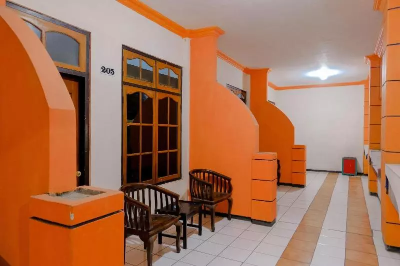 Hotelli Dewi Near Gor Merdeka Jombang Mitra Reddoorz