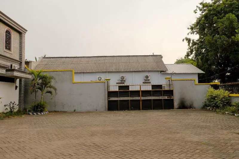 Hotelli Dewi Near Gor Merdeka Jombang Mitra Reddoorz