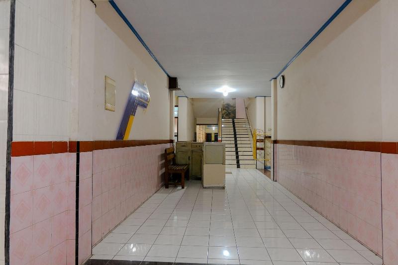 Hotel Dewi Near Gor Merdeka Jombang Mitra Reddoorz