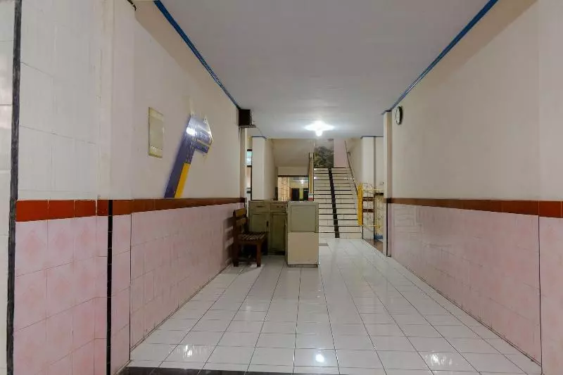 Hotelli Dewi Near Gor Merdeka Jombang Mitra Reddoorz