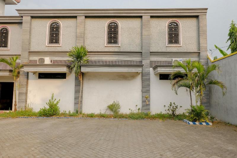 Hotel Dewi Near Gor Merdeka Jombang Mitra Reddoorz