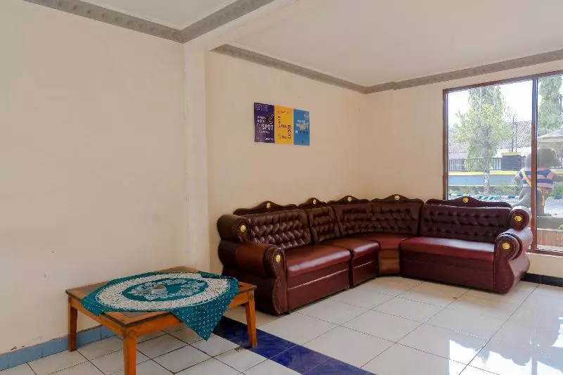 Hotelli Dewi Near Gor Merdeka Jombang Mitra Reddoorz