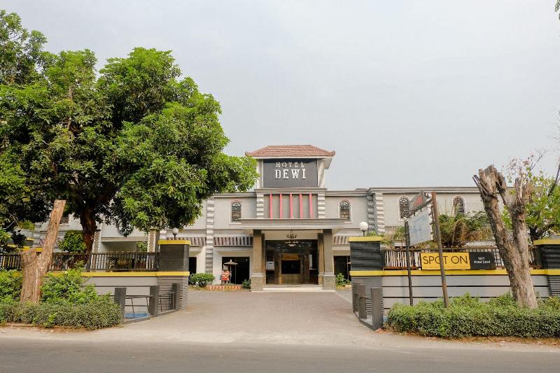 Hotel Dewi Near Gor Merdeka Jombang Mitra Reddoorz