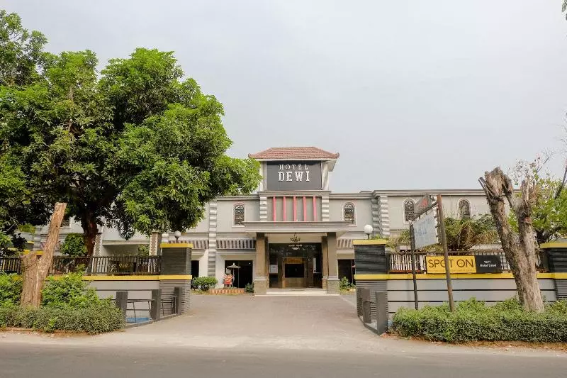 Hotelli Dewi Near Gor Merdeka Jombang Mitra Reddoorz