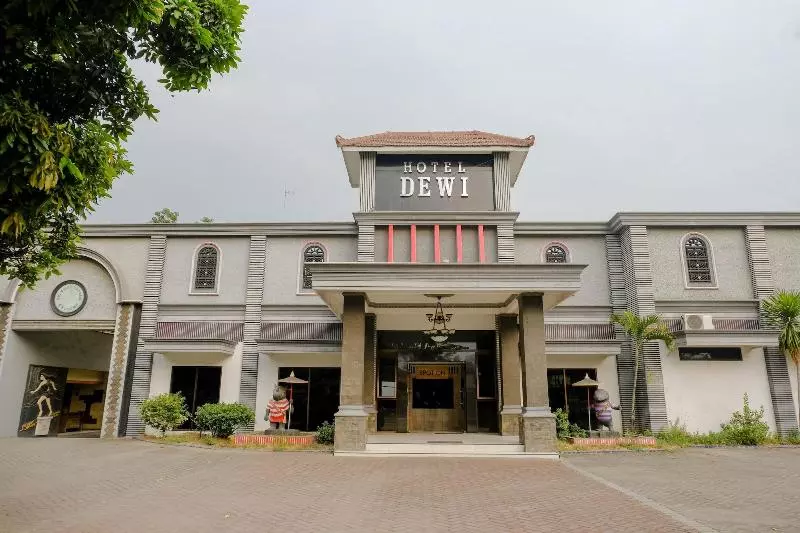 Hotelli Dewi Near Gor Merdeka Jombang Mitra Reddoorz