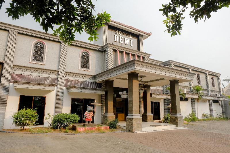 Hotel Dewi Near Gor Merdeka Jombang Mitra Reddoorz