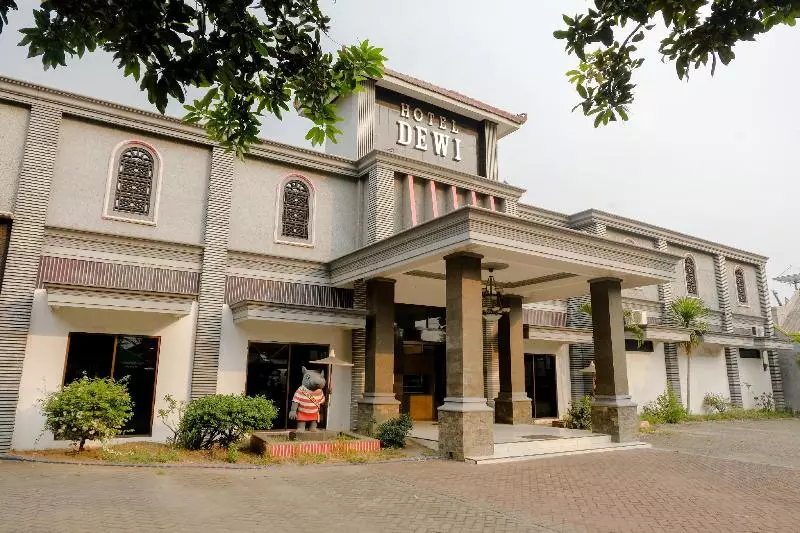 Hotelli Dewi Near Gor Merdeka Jombang Mitra Reddoorz
