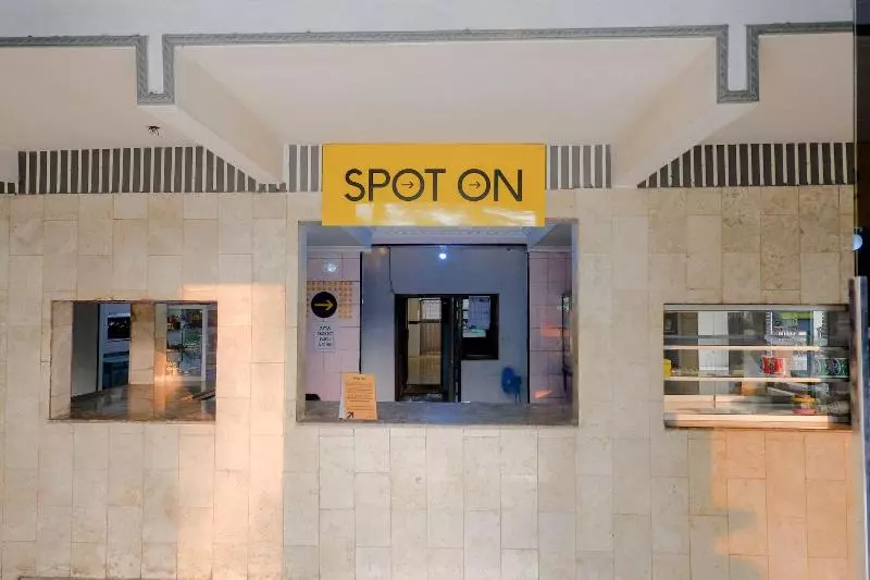 Hotelli Dewi Near Gor Merdeka Jombang Mitra Reddoorz