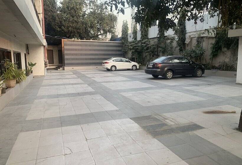 Отель Merakee Near Dahisar Mira Road Mumbai