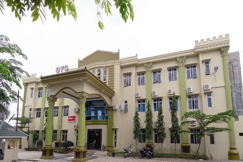 ホテル Oyo 1400 Barat Residence