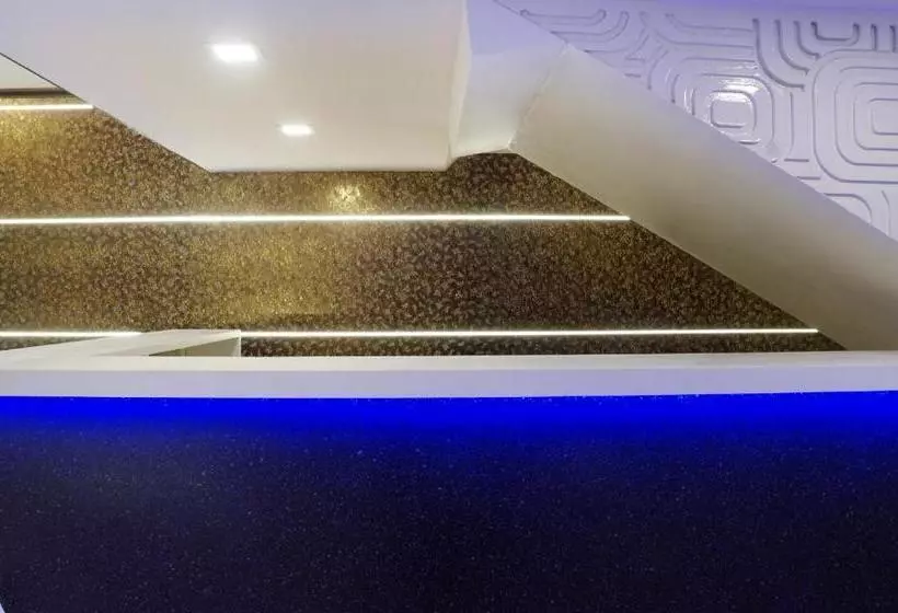 هتل Golden Star Near International Airport