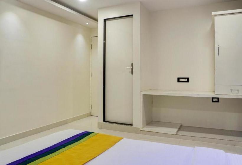 فندق Golden Star Near International Airport