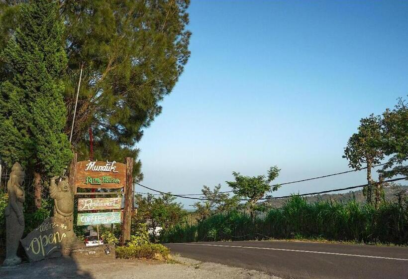 בית מלון כפרי Munduk Farmhouse