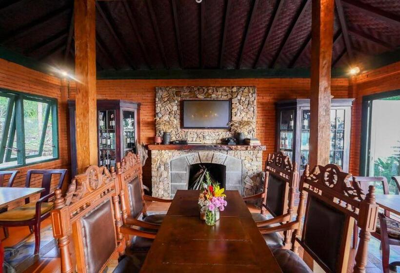 בית מלון כפרי Munduk Farmhouse