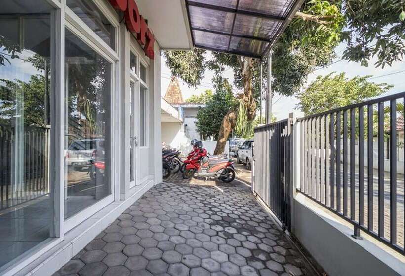 פנסיון Reddoorz Near Condongcatur Bus Station