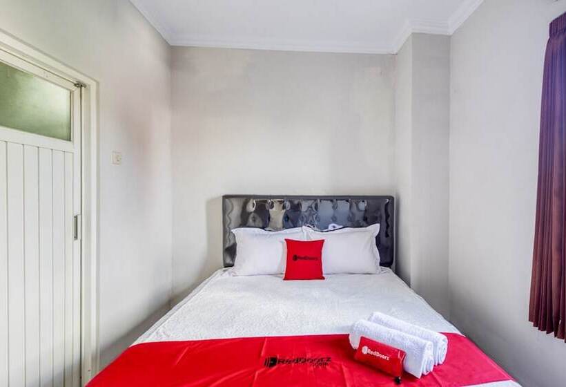 פנסיון Reddoorz Near Condongcatur Bus Station