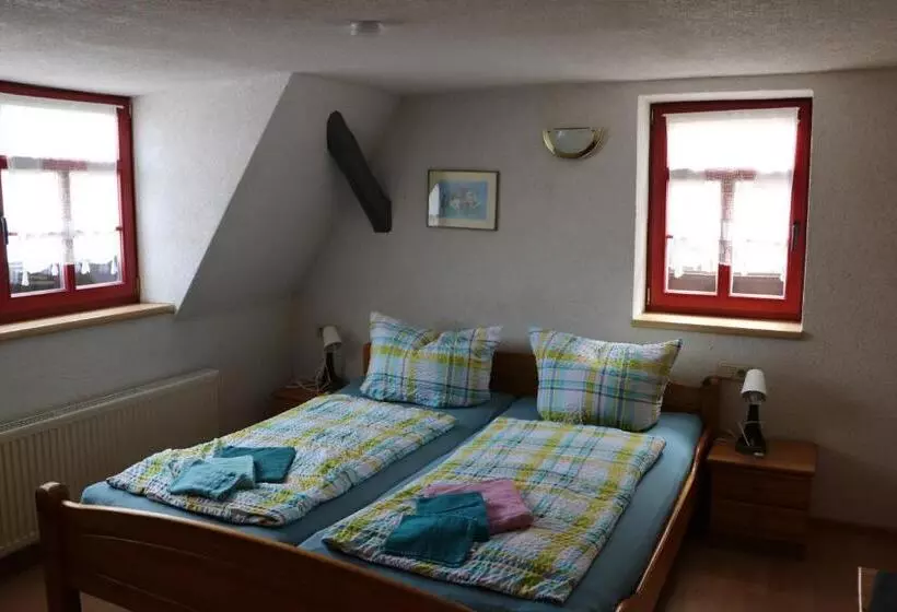 Hotelli Gasthaus Zur Weintraube