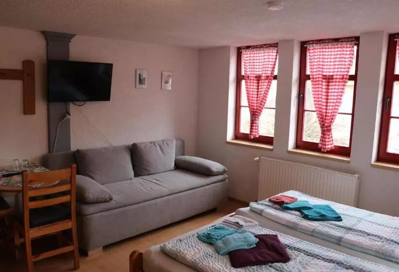 Hotelli Gasthaus Zur Weintraube