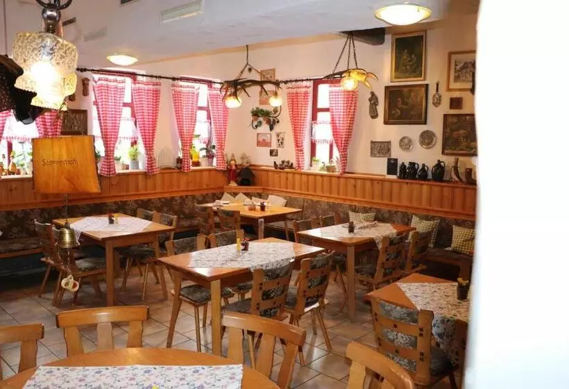 Hotelli Gasthaus Zur Weintraube